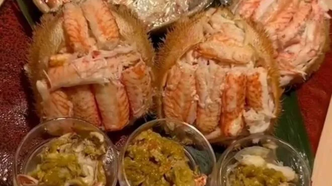 器に盛り付けた毛ガニの身と甲羅を使った和食料理