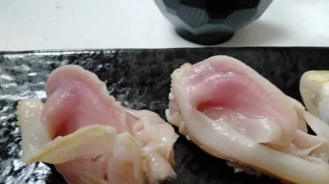 貝の握り寿司を白い皿に一貫ずつ盛り付けた料理写真