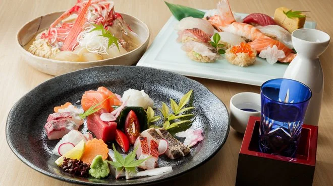 白子の小鉢と握り寿司を並べた白い器の料理